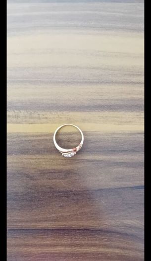 9ct gold ring with cz stones