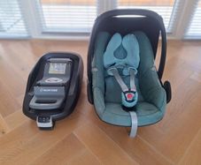 Maxi Cosi Pebble Car Seat with IsoFix Base