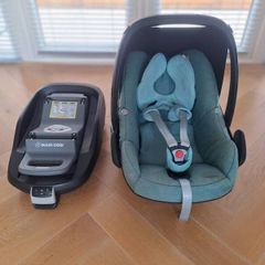 Maxi Cosi Pebble Car Seat with IsoFix Base