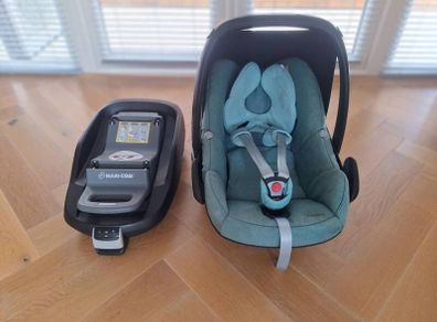 Maxi Cosi Pebble Car Seat with IsoFix Base
