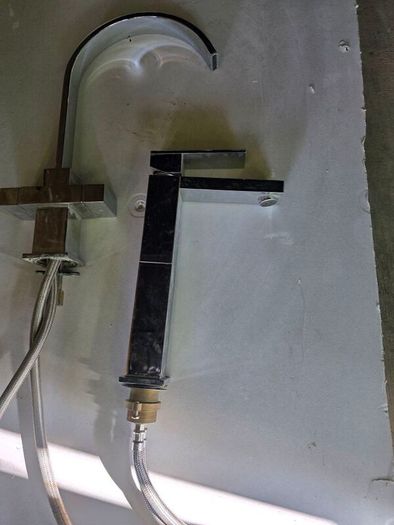 Countertop mounted taps