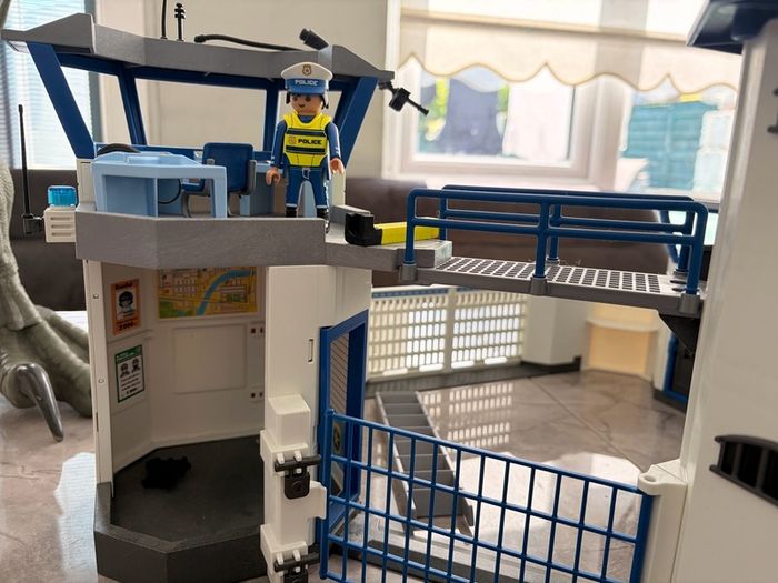 Play mobil police station and figures/accessories
