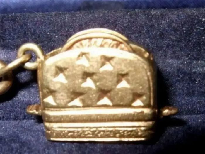 Vintage 9ct Gold Pop-Up Toaster Charm
