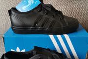 Girl/boys (unisex) Adidas shoes NEW size UK 2
