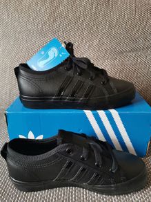 Girl/boys (unisex) Adidas shoes NEW size UK 2