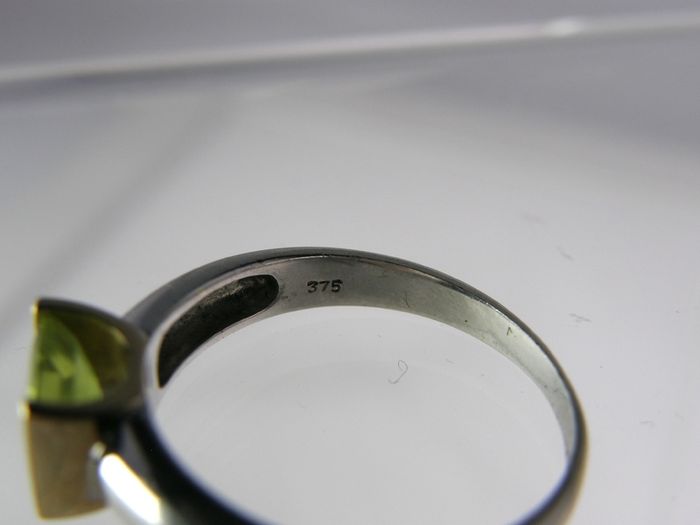 9ct White & Yellow Gold Peridot Ring, Modernist Two-Tone Design, Size P, 3.3g, Fully Hallmarked