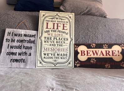 Novelty signs