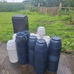 Selection of plant pots/trays