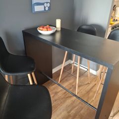 Breakfast bar table with 4 stools