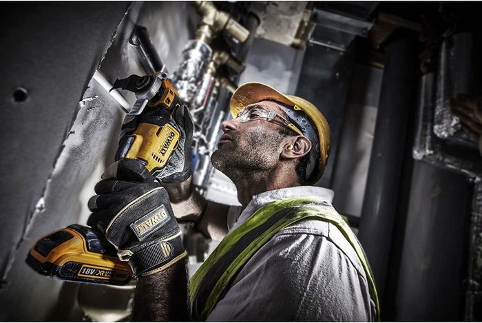 DCS355N-XJ 18V Li-Ion Cordless Brushless Oscillating Multi-Tool