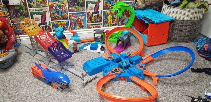 Hotwheels tracks and accessories