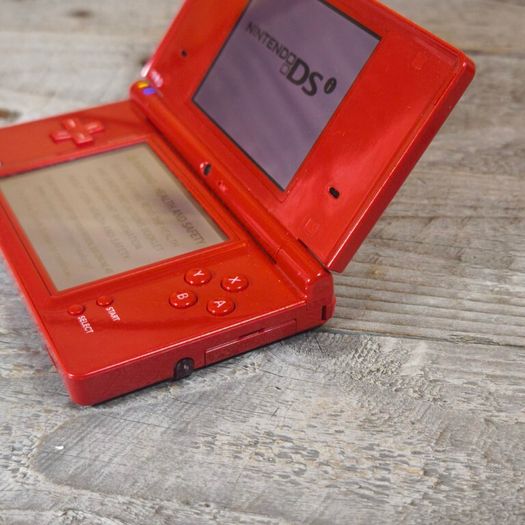nintendo dsi bundle with 18 games ,case charger
