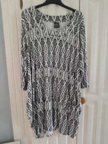 Port Neuf  Black & White Asymmetrical Tunic
