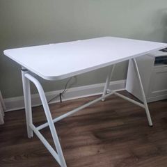 Sit/stand adjustable desk