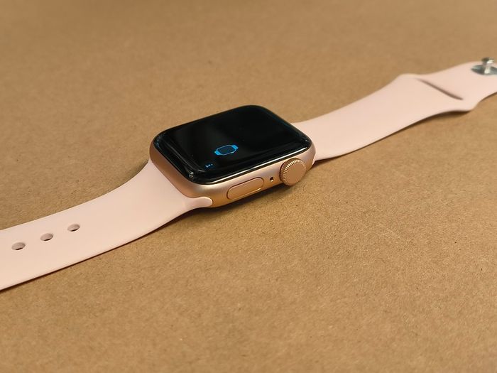 Apple Watch SE GPS - 40mm Gold Aluminium Case with Pink Sand Sport Band, Little Use/ Excellent