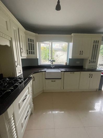 Kitchen units, work top and Belfast sink