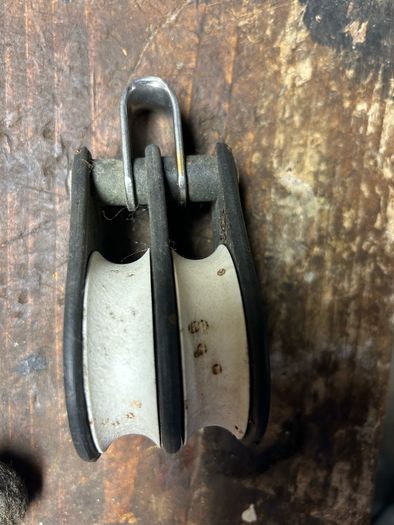 Vintage Barton Marine plain-bearing double blockThis is a classic twin-sheave pulley system featuring original white acetal resin wheels and lightweight dark composite cheek plates with distinctive weight-reduction holes.   Highly reliable, classic gear