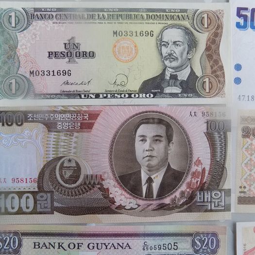 Lot of 12 Uncirculated World  Banknotes.No 15.