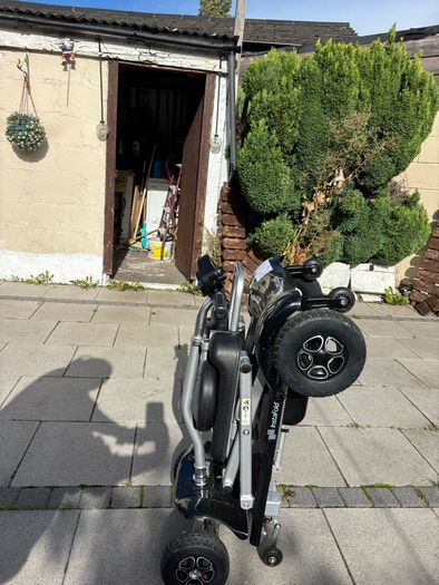 Electric folding mobility scooter
