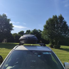 Roof box and rails