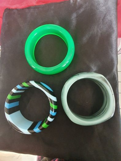 3 stylish plastic bangles