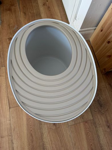 Very pretty cat litter box