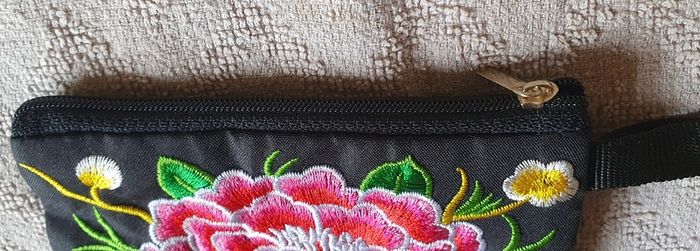 New - A Pretty Zipped Coin Wallet - #