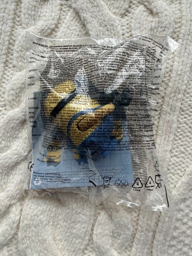 McDonalds Despicable Me 2 Minion Toy Stuart New Damaged pack Please look at the pictures