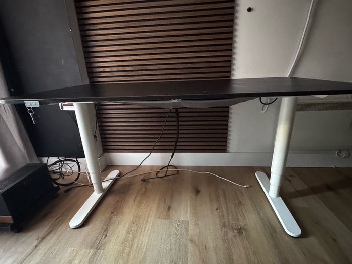 Sit/Standing desk with electric mechanism