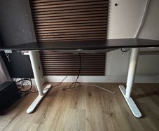 Sit/Standing desk with electric mechanism