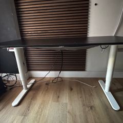 Sit/Standing desk with electric mechanism