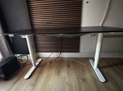 Sit/Standing desk with electric mechanism
