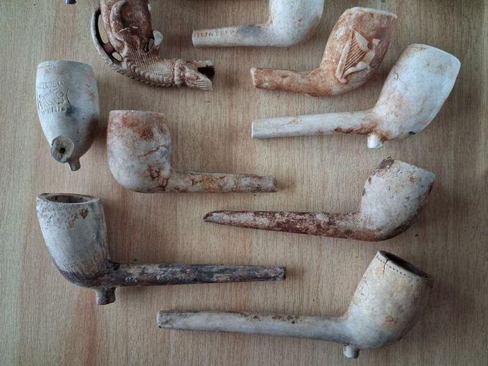 Lot of vintage clay pipe bowls