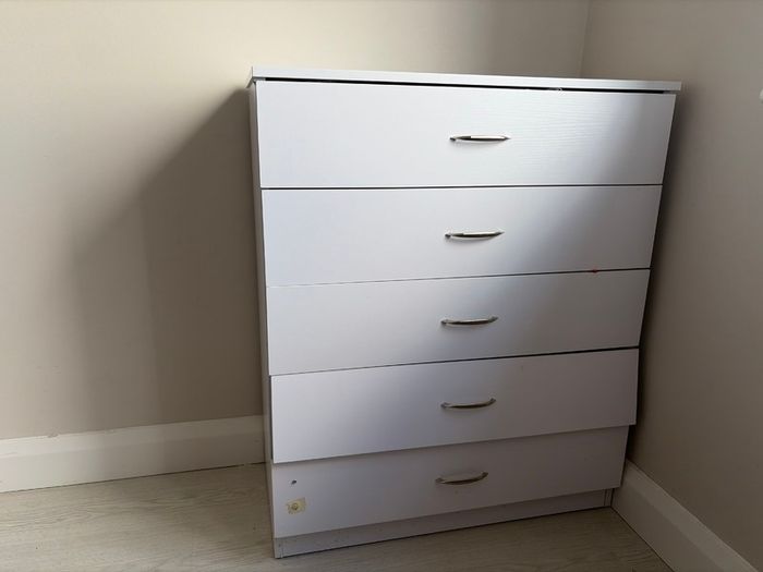 Chest of drawer