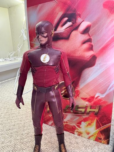 Hot Toys TMS009 1/6 The Flash Barry Allen Figure DC TV Series