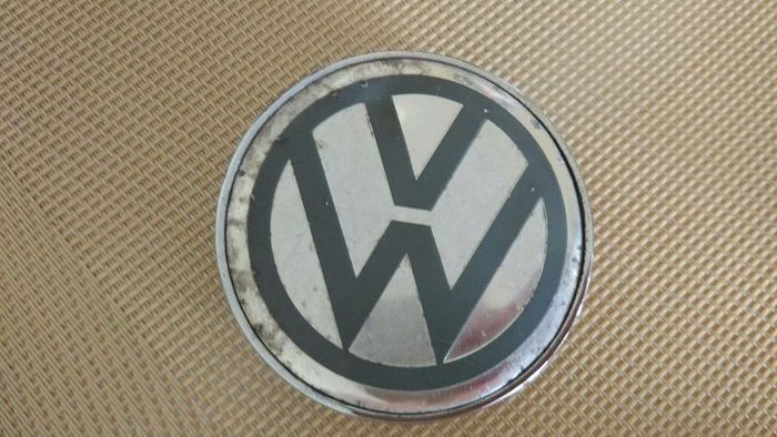 VW wheel centre cap (used).