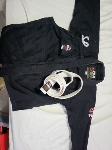 Kids 7-9 fuji ju jitsu gi used once...great thick quality