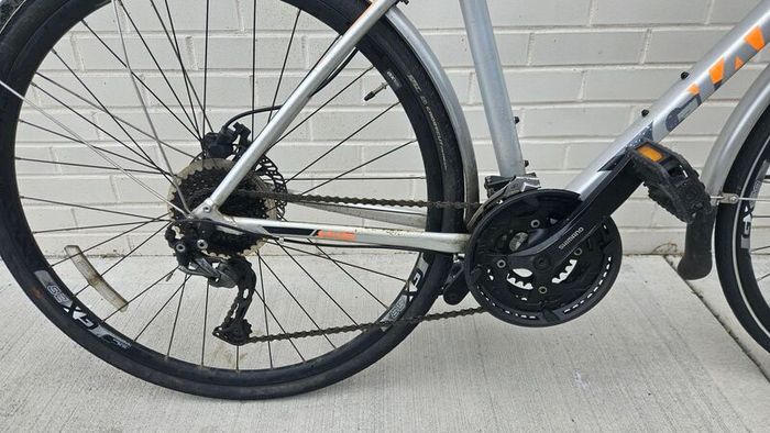 Giant Escape 2 Disc Hybrid Bike