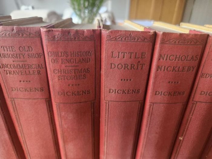 Charles Dickens Set Of 16 Hardback With Many Different Illustrators. See Photos For Same.this Is An Nice Set In Good Condition Featuring Over 20 Of His Famous Novels. See Photos For Same.