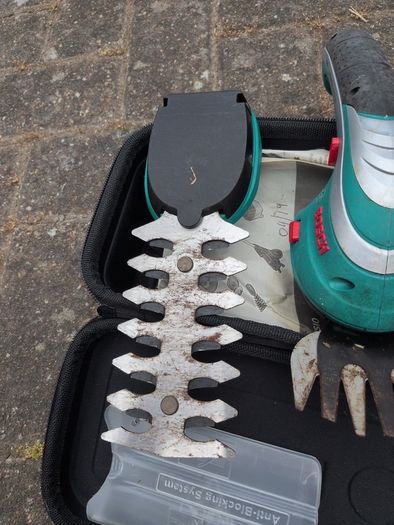 Bosch Isio 3 Cordless Shrub and Grass Shear Set