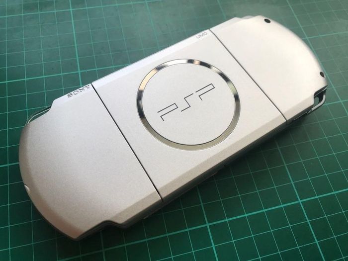 Sony Psp Slim 300x Playstation Portable Limited Edition MYSTIC ICE SILVER + Cfw + 32gb [ RETRO GAMING LEGEND ] [Collection Or Postage]
