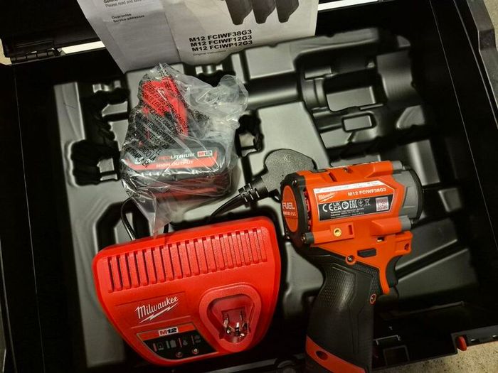 Milwaukee M12 Fuel 3/8'  Gen3 Stubby Impact Wrench Kit