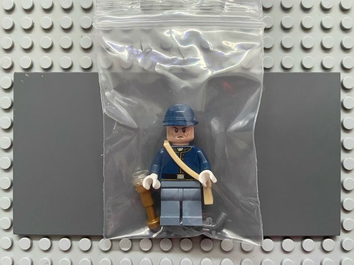 lego Lone Ranger tlr020 Cavalry Soldier minifigure- Brown Eyebrows, Stubble