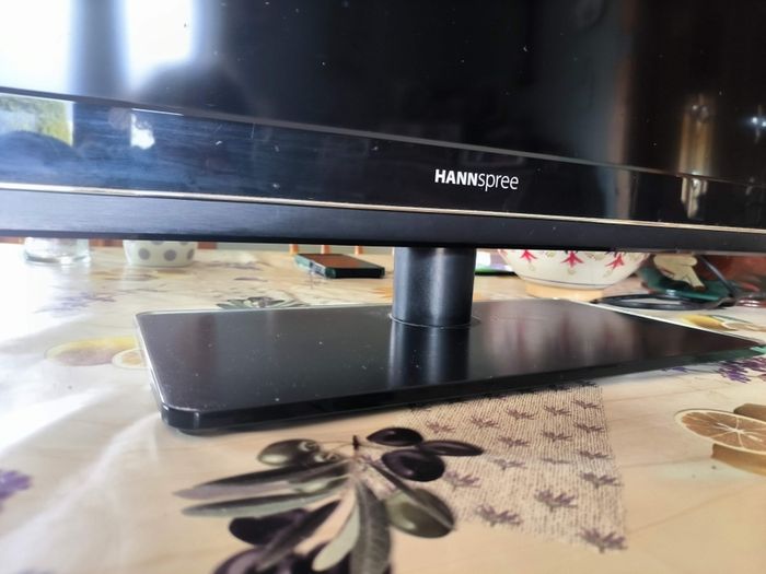 Hanspree 32" LCD TV. Usb & Hdmi (model SL32UMNBEEBBT)