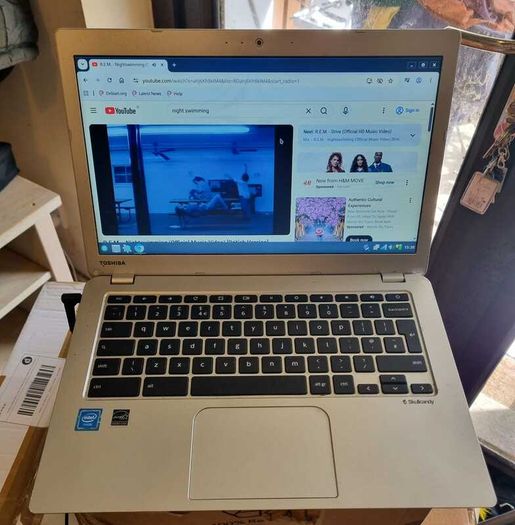 Toshiba 13" laptop chromebook running Linux