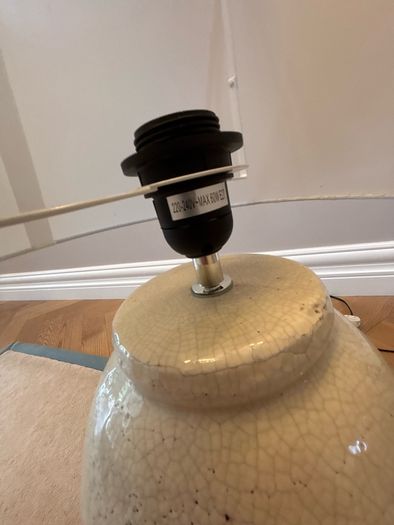 Pair of lamps (one damaged; you can have it for free in case you're able to fix it!) - crackled porcelain look