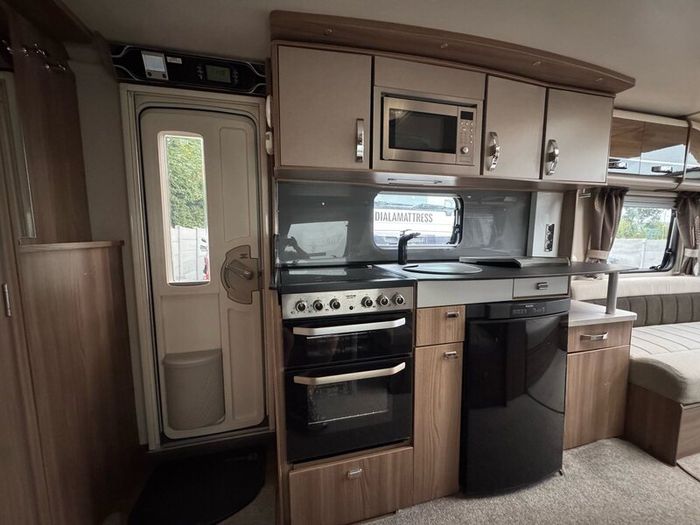 2016 Swift Conqueror 530 - 4 Berth