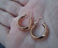 9k Gold hooped Earrings(1.9 grams)