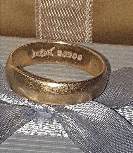 Pristine Vintage 22ct Gold Wedding Band-B.BROS
