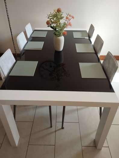 Calligaris dining table and 6 chairs